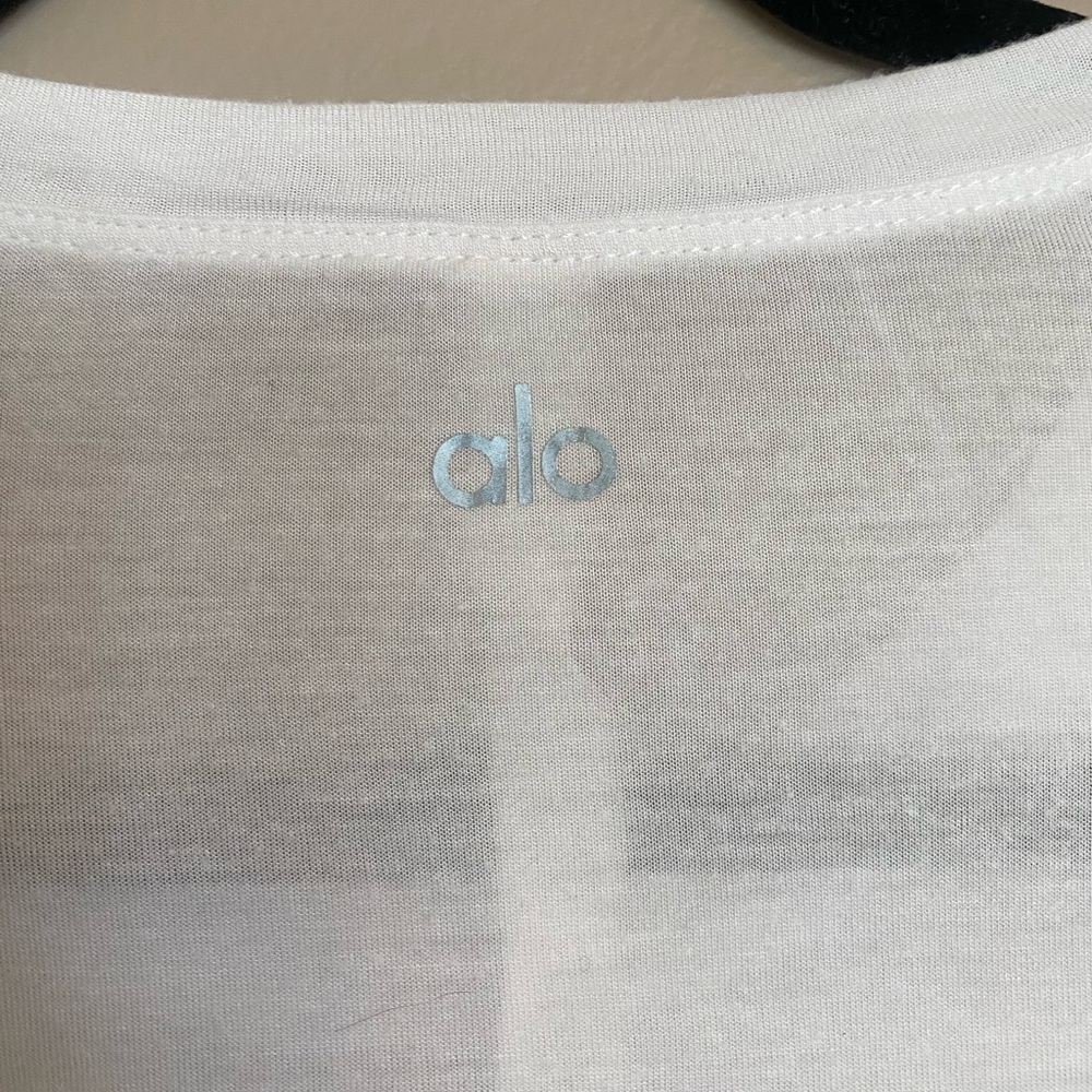 Alo Yoga Verve Short Sleeve Graphic Tee - Picture 7 of 8